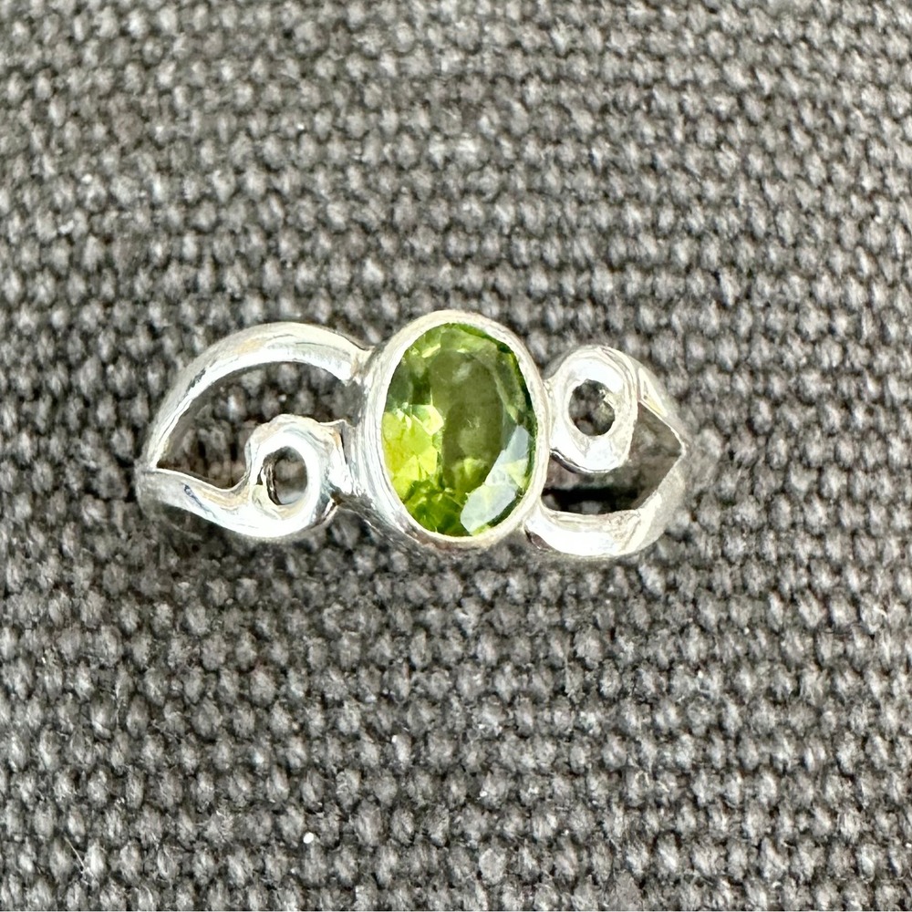 Peridot Oval Gemstone Ring‎ Green .925 Sterling Silver Size 8 Bezel Set Art